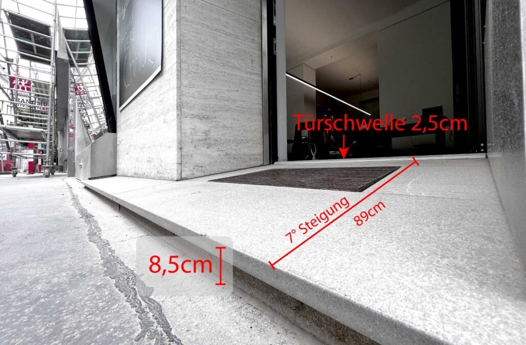 Bild-Beschreibung zur eingeschränkten Barrierefreiheit beim Zugang zum GuterStoff Geschäft in der Lindengasse.