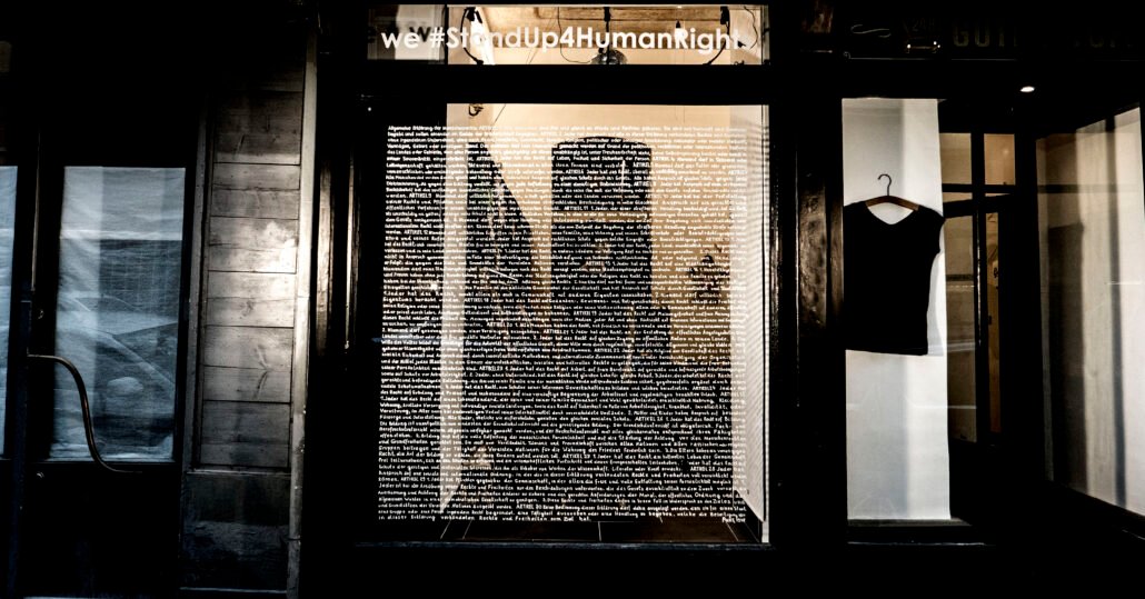 70 Jahre Allgemeine Erklärung der Menschenrechte Text auf GuterStoff Schaufenster